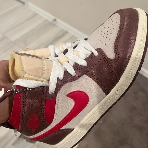 Jordan AJ 1 MID SE UNI YOUTH Sneakers in Red and Brown - Picture 2 of 4